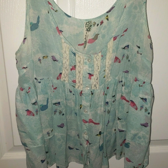 Free People whimsical top.  Size M  Beautiful top amd material.  A MUST HAVE. - Picture 2 of 6